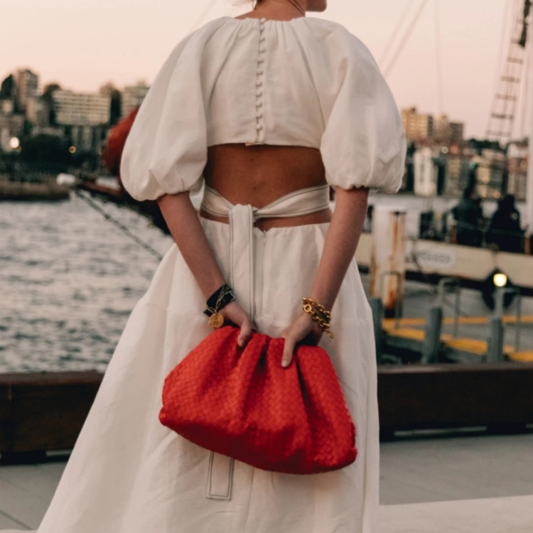 2021女装新款欧美后露背绑带泡泡袖白色珠光面料连衣裙超仙长裙