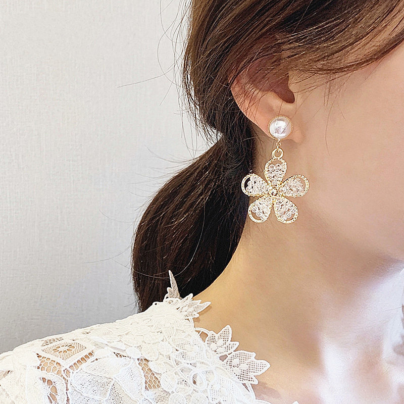 Korean Fashion Short Paragraph Flashing Diamond Flower Wild Earrings For Women display picture 4