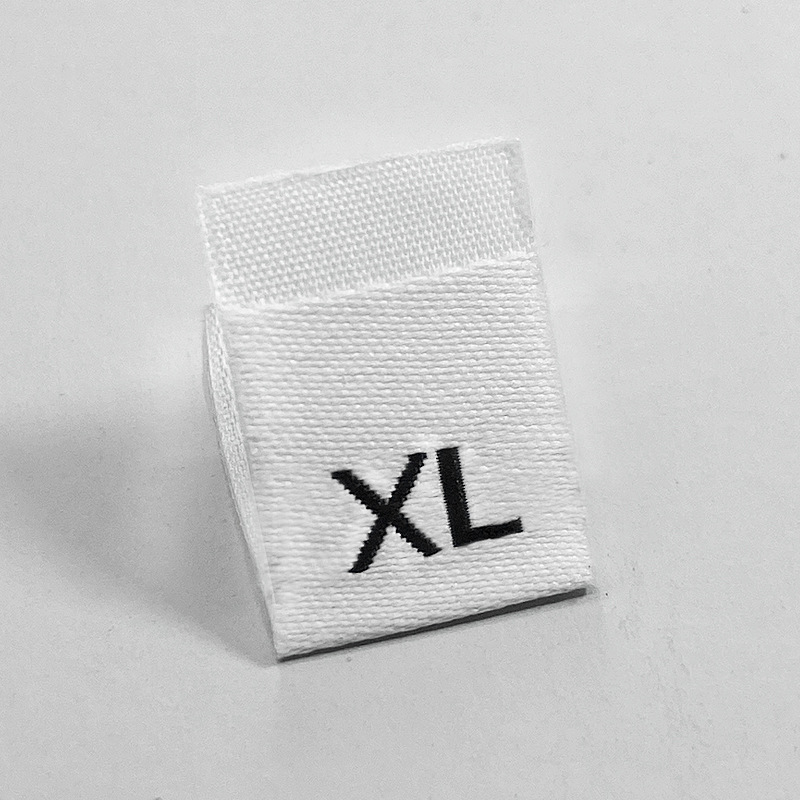 Especializada en la producción de etiquetas tejidas de alta gama para ropa, etiquetas para cuellos, etiquetas de tallas, etiquetas de tela, etiquetas numéricas universales para tallas y etiquetas de tallas en stock.