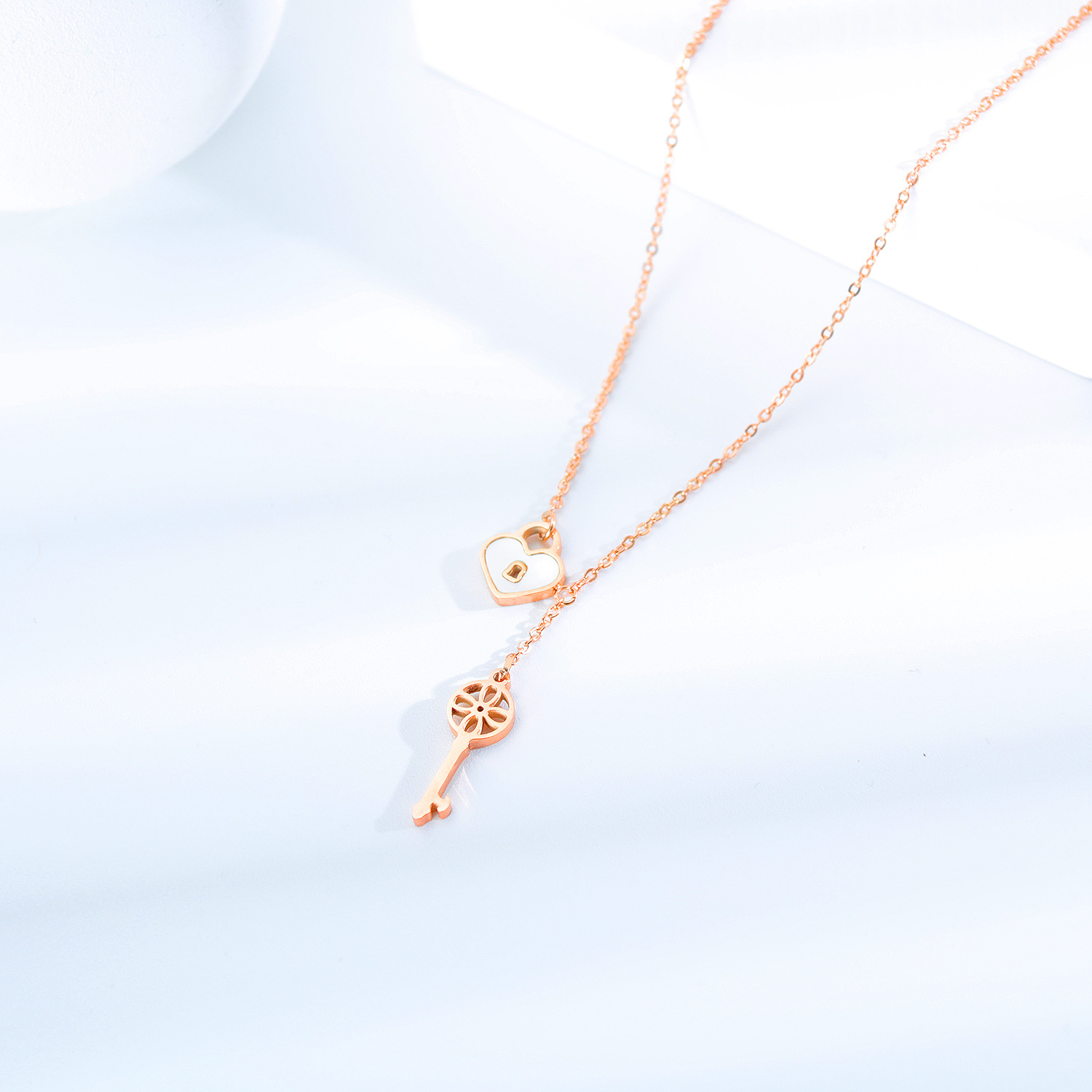 日韓項(xiàng)鏈批發(fā) 網(wǎng)紅個(gè)性百搭母貝愛心鑰匙吊墜 鏤空鈦鋼鎖骨鏈