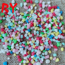 厂家供应染色石子儿童娱乐装饰彩色五彩石 多肉铺面用彩色小石头