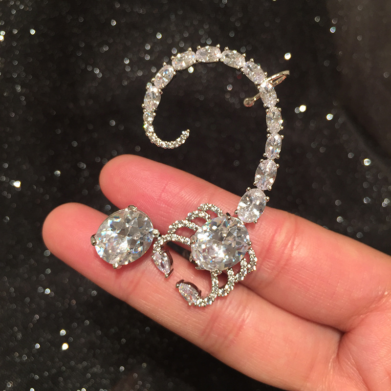 Nihaojewelry Fashion New Asymmetric Flash Diamond Scorpion Earrings Wholesale display picture 6