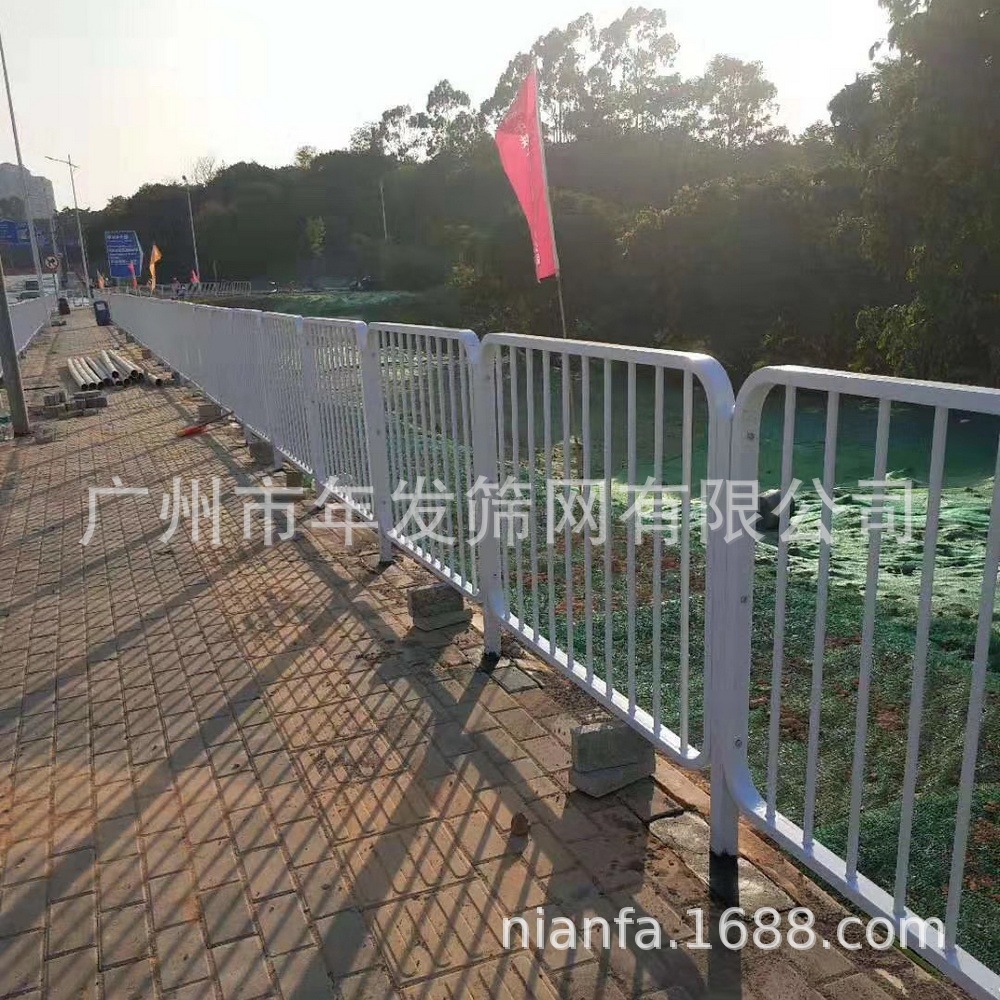 道路市政护栏 厂家定制甲型护栏 乙型护栏 烤漆防生锈护栏网