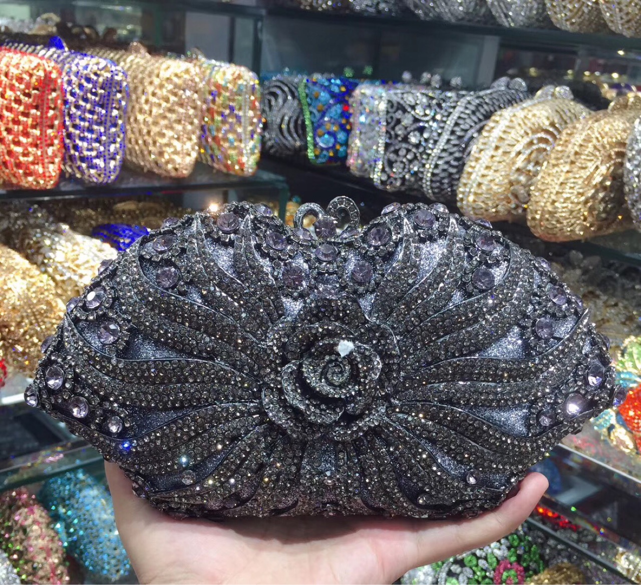 Túi clutch nữ đính kim cương giả kim loại rỗng, kiểu dáng sang trọng, kích thước 22.5x12x6 cm — Đế Vàng Kim Cương chi tiết 10