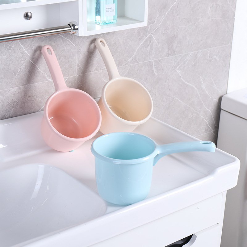 Hot-selling Simple Thickened Plastic Water Scoop Household Long Handle Children's Bath Water Spoon Baby's Shampoo Bath Spoon