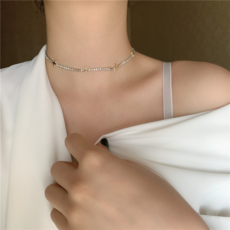 Collar De Aleación Simple Con Cruz De Diamantes Destellantes De Perlas Barrocas Para Mujer display picture 3