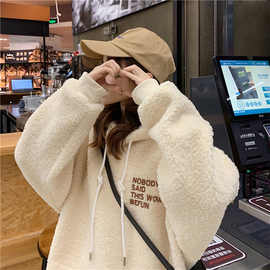 秋冬季羊羔绒保暖加厚连帽卫衣女长袖套头大码羊羔毛外套女休闲潮