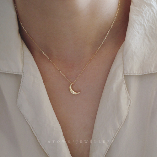 Highly recommended light plate small moon necklace S925 silver plated 14K gold elegant temperament versatile necklace pendant pendant