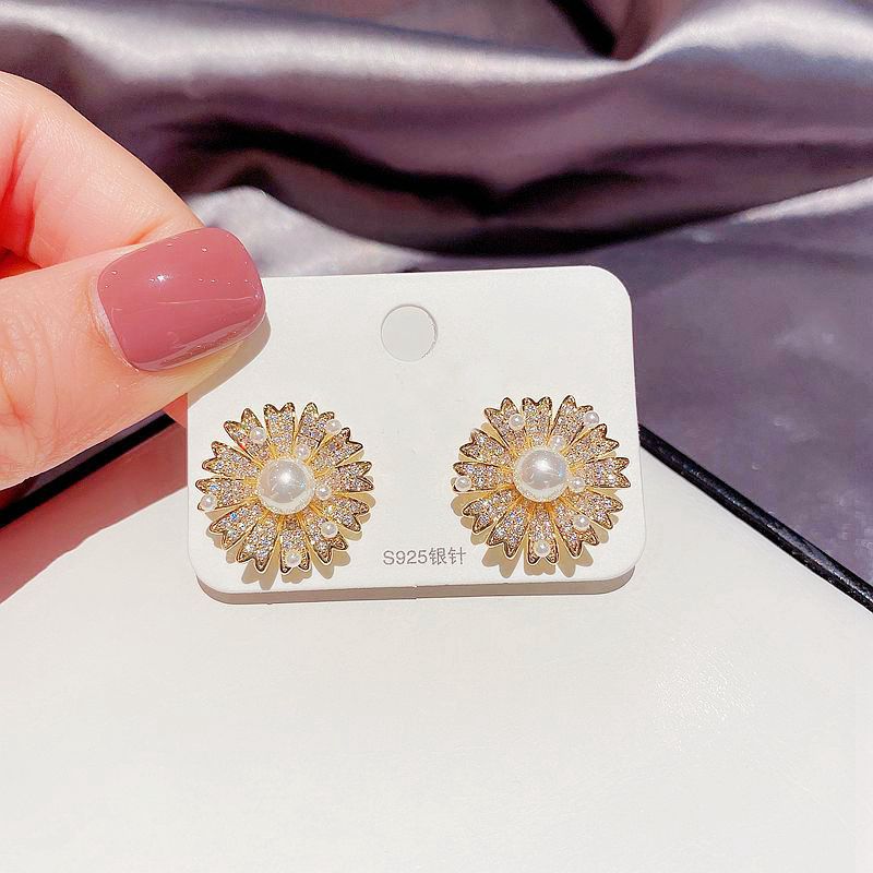 S925 Silber Nadel Zirkon Mikro-eingelegte Blume Perle Ohrringe display picture 5