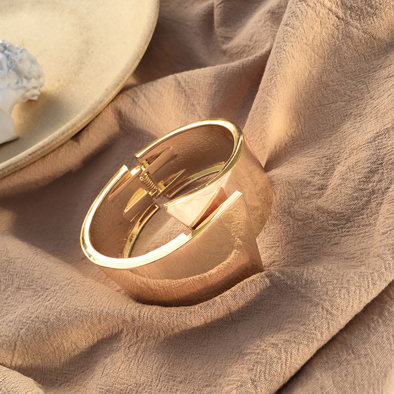 wide side spring open bracelet