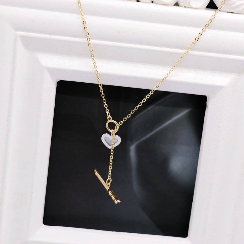 Kurze Einfache Herzförmige Pfeil Justierte Einfache Und Vielseitige Halskette display picture 3
