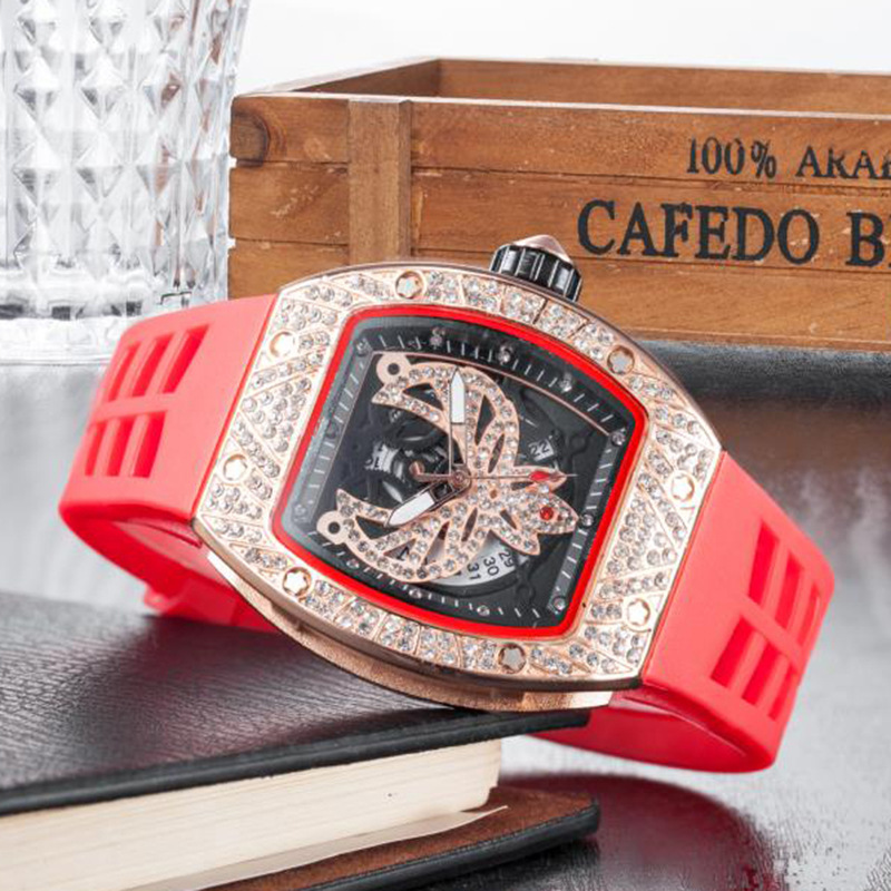 Orologio da uomo con diamanti alla moda, nuovo orologio al quarzo con testa fantasma a fiore cavo europeo e americano_voghion.com