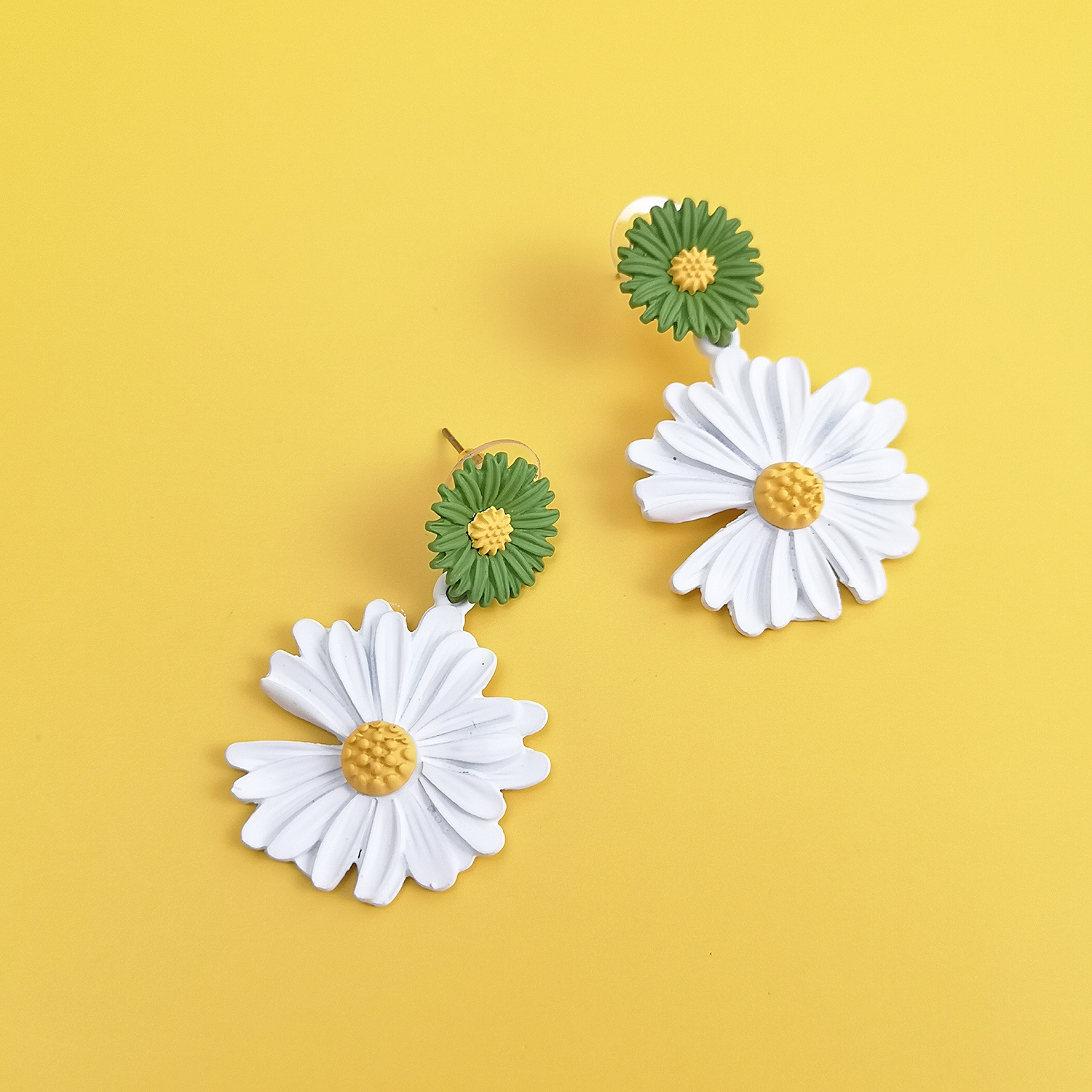 Korean Fashion Spray Paint Chrysanthemum Earrings Nihaojewelry Wholesale display picture 10