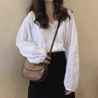 Белая кружевная вязаная тонкая футболка с V-образным вырезом и длинными рукавами для женщин 2023 Ранняя осень Новый свободный стройнящий Повседневный Топ для защиты от солнца