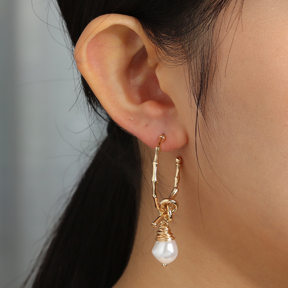 Fashion C-shaped Bamboo Knotted Hand-wound Pearl Earrings display picture 2