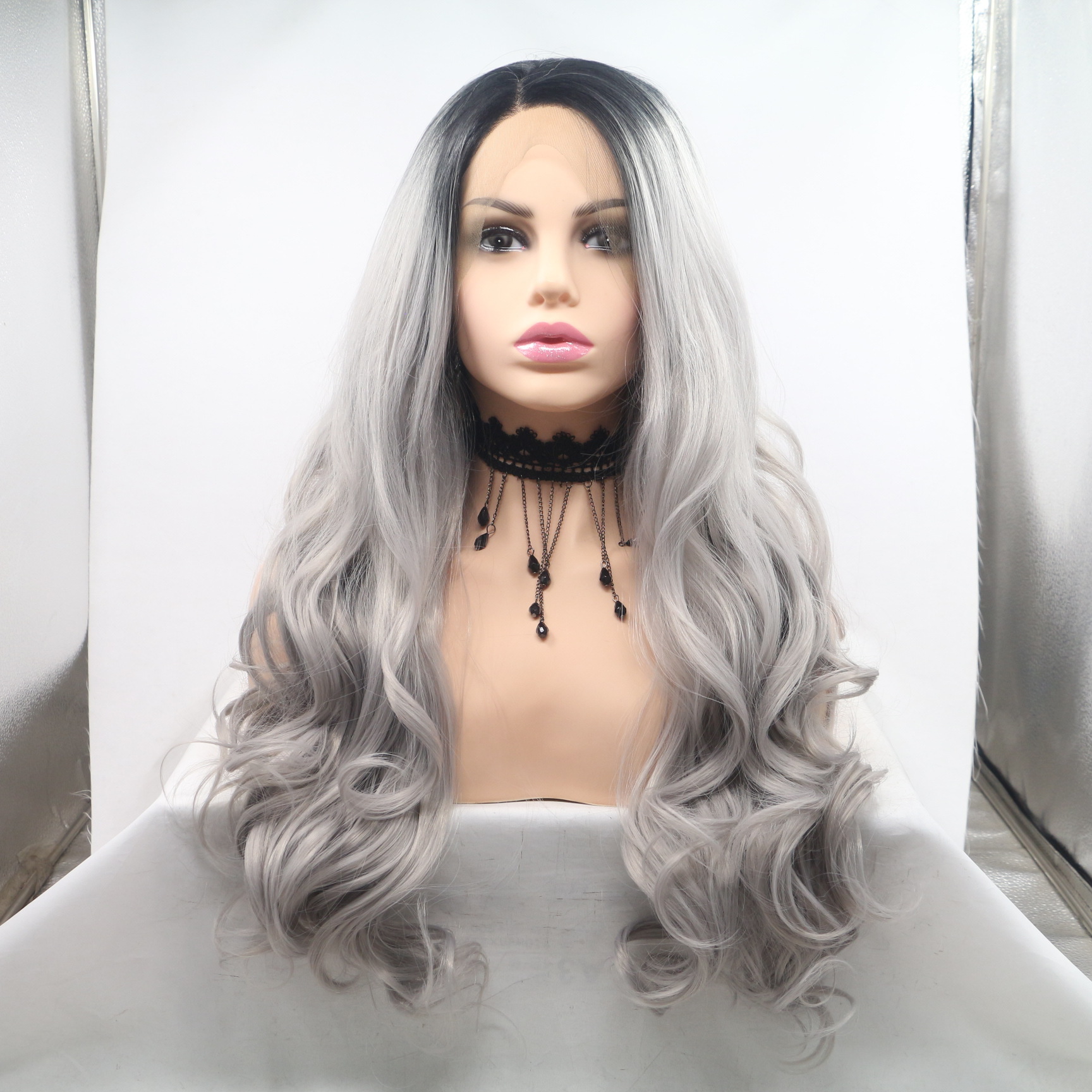 Comercio exterior Europa y América moda fibra química pelucas gris cabello largo rizado natural de alta temperatura pelucas al por mayor