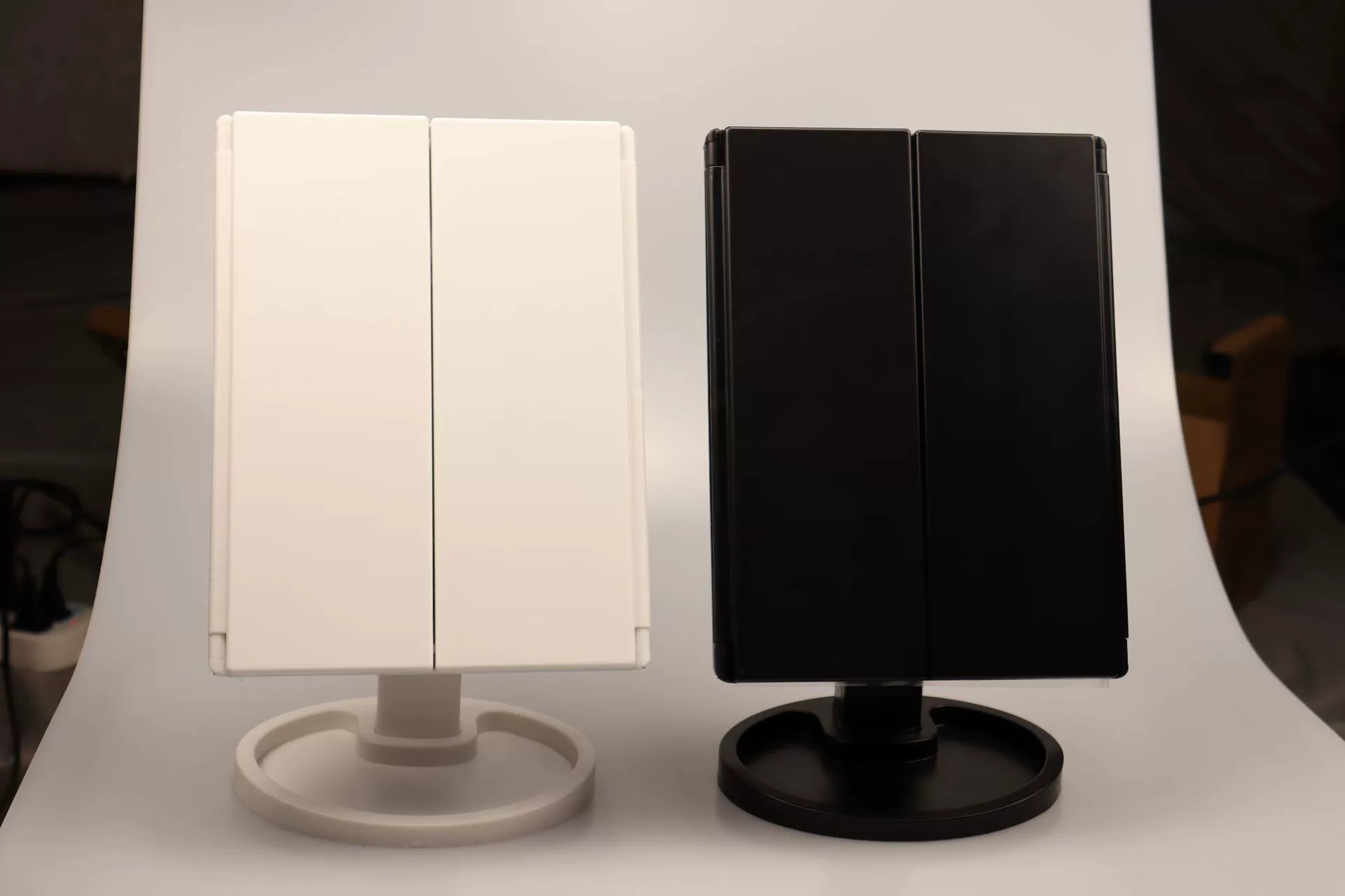 Зеркало для макияжа (Sankou) тройное складывающееся LED Hollywood свет, USB/батарея, 22 LED, 29×19 см