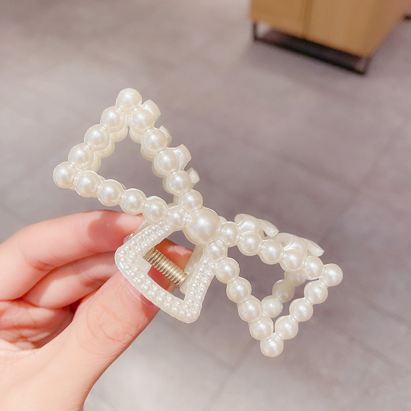 South Korea Imitation Pearl Catch Clip Hollow Plate Hair Catch Shark Clip Back Head Hair Accessories display picture 4