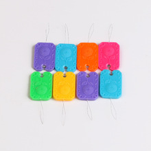 方形向日葵缝纫工具 彩色多功能引线器 塑料穿线器老人缝纫工具