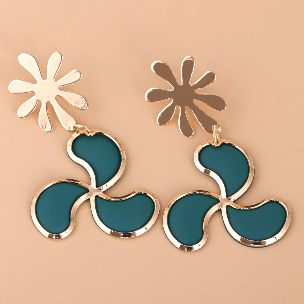 Fashion Leaf Earrings display picture 3