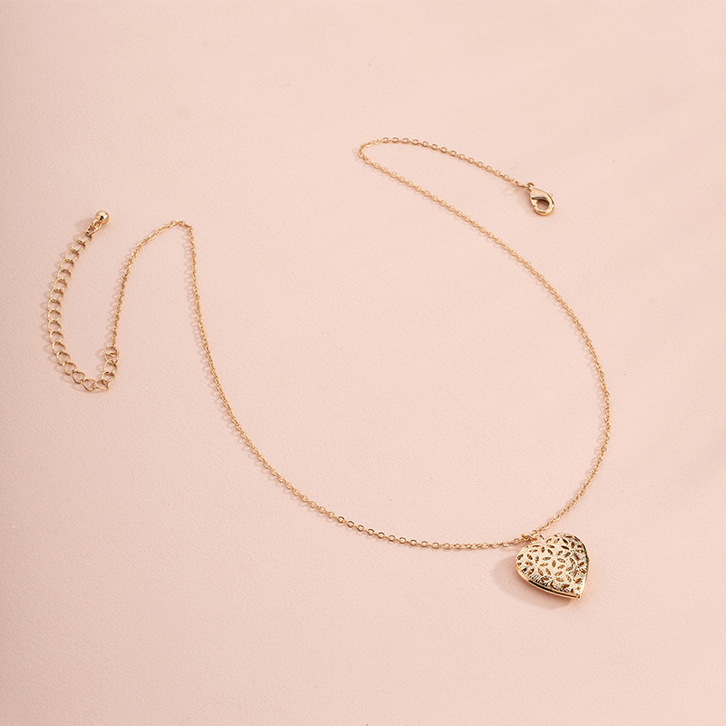 Fashion Love-shaped Simple Exquisite Alloy Necklace For Women Wholesale display picture 2