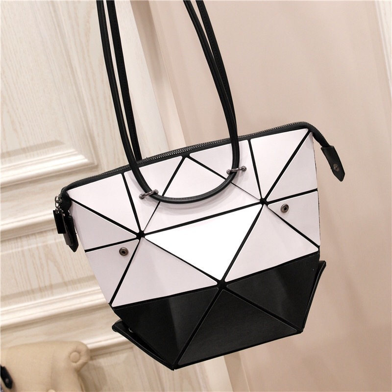 Japanese matte leisure and environmentally friendly handbag with versatile folding four in one deformation bag, patent_voghion.com
