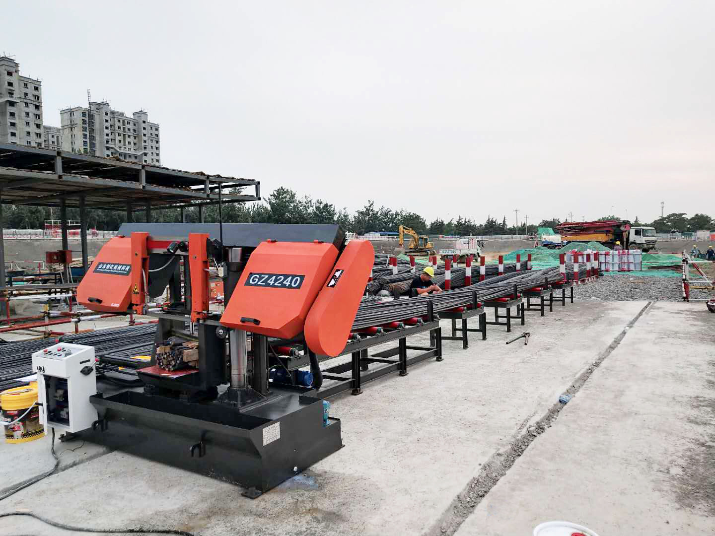 锯床GZ4240钢筋锯床4240建筑工地切一捆钢筋锯床卧式双立柱带锯床-阿里巴巴