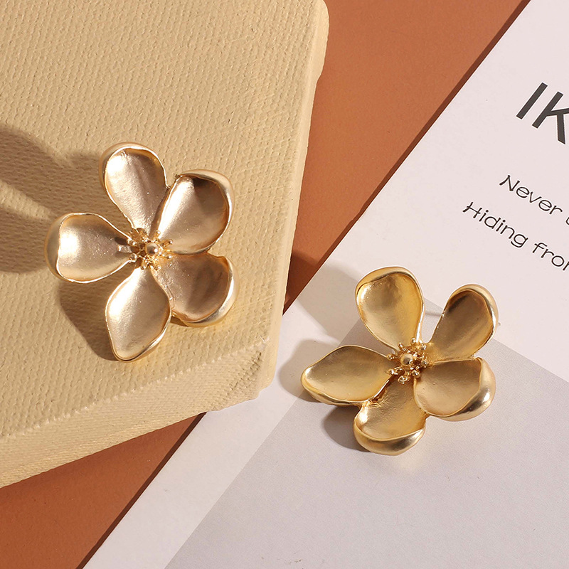 Fashion Three-dimensional Ear Accessories Golden Flower Earrings Matte Metal Fashion Petal Earrings Alloy Earrings Nihaojewelry display picture 8