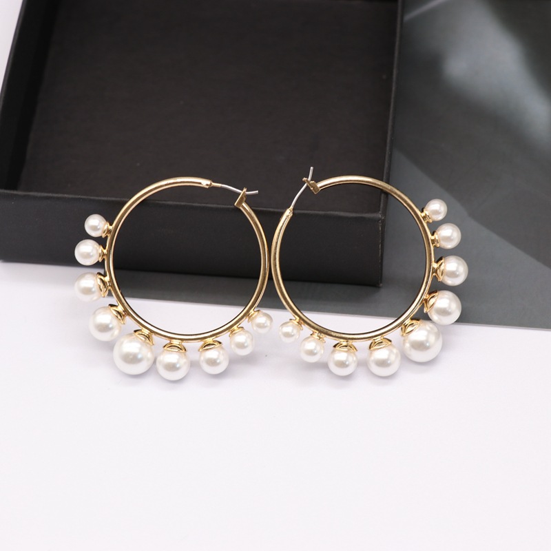 Fashion Cold Style  Metal Ring Large Earrings White Pearl Earrings Fashion Temperament Wild Earrings Nihaojewelry Wholesale display picture 8