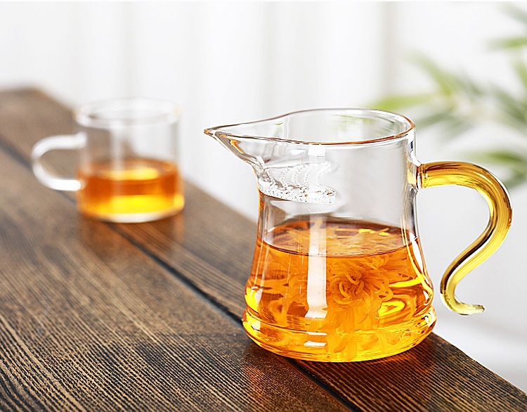 Fábrica al por mayor de vidrio grueso resistente al calor taza de feria águila boca filtro Kung Fu dispensador de Té Verde taza de la Media Luna justo