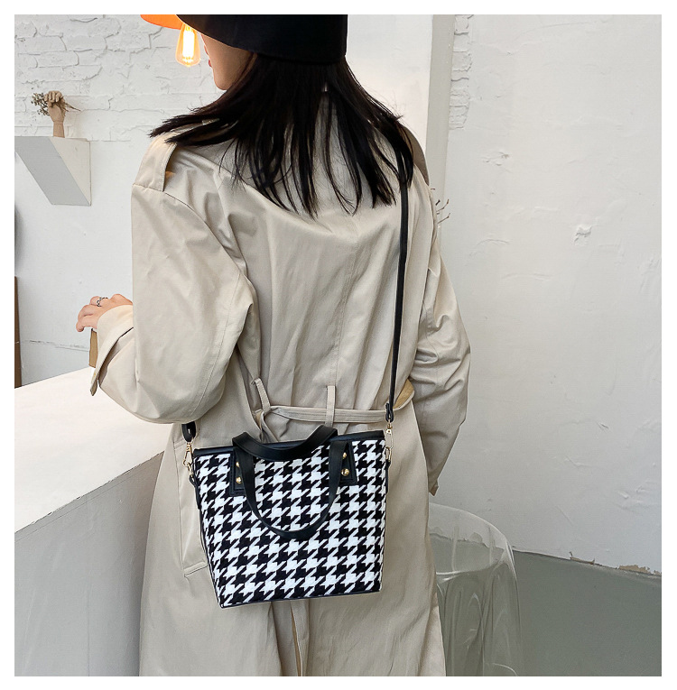 New Large Capacity Woolen Chain Shoulder New Fashion All-match Messenger Tote Bag display picture 2