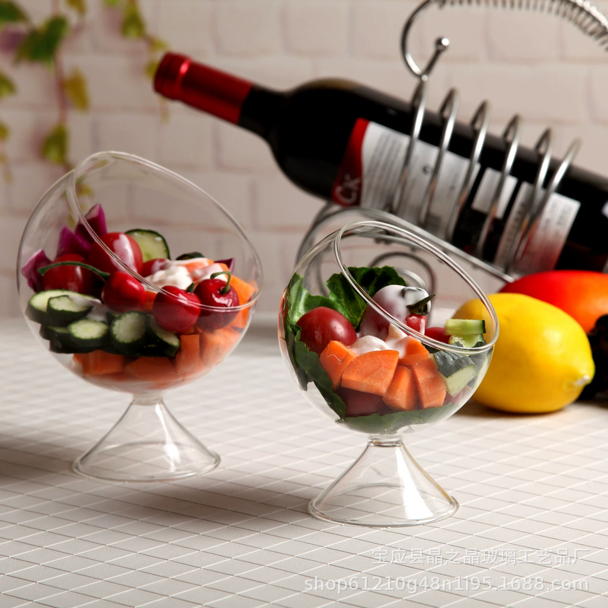 Наклонное стеклянное растение небольшое растение в горшке