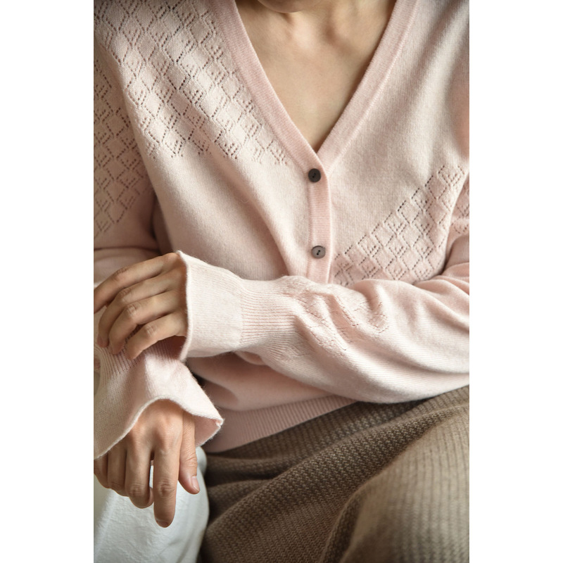 APC early autumn share French three-dimensional slim knit lace-up small hollow V-neck horn sleeve pure cashmere pullover APC early autumn share French three-dimensional slim knit lace-up small hollow V-neck horn sleeve pure cashmere pullover