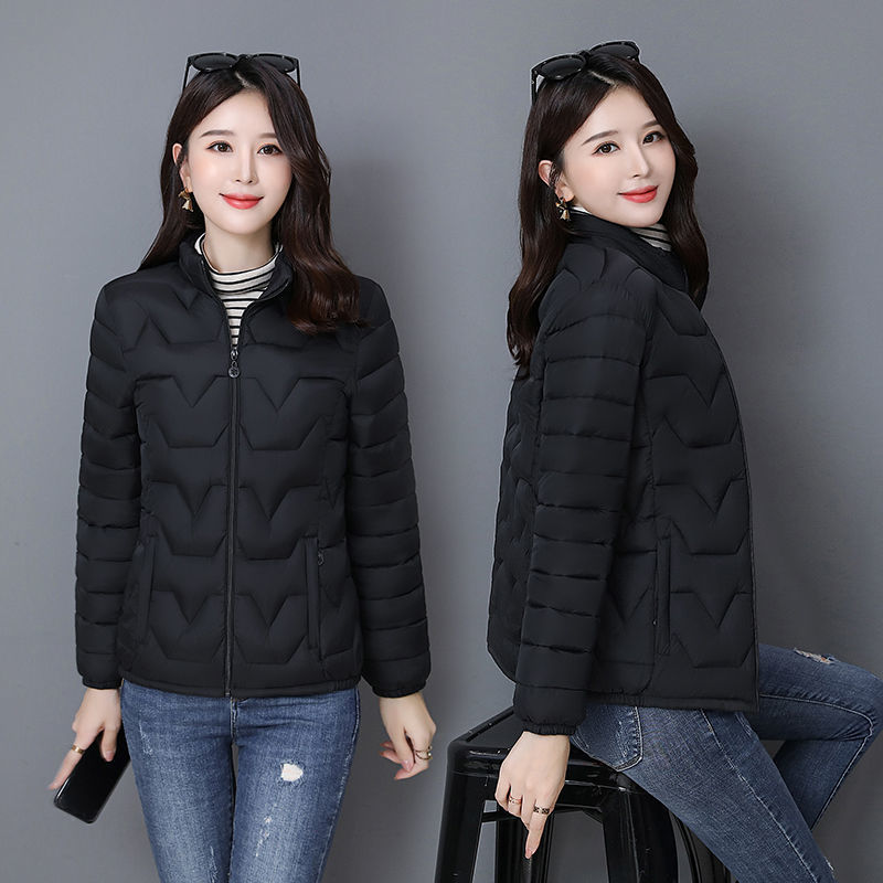 Ropa de mujeres de mediana edad otoño invierno ropa de algodón chaqueta corta ropa de madres ropa de algodón de pluma ligera ropa de algodón de tamaño grande ropa de ancianos