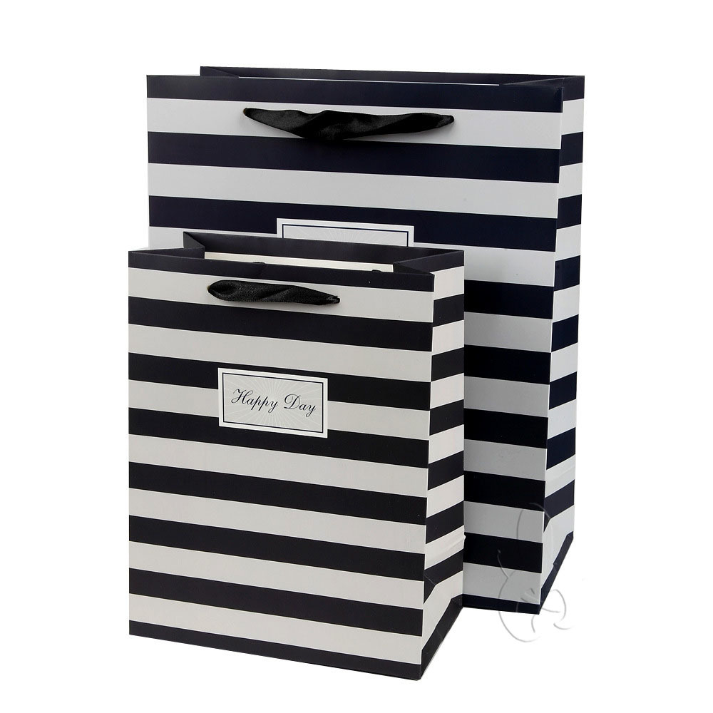 纸质礼品袋适用于日用品，服装类产品包装，颜色尺寸款式可定制