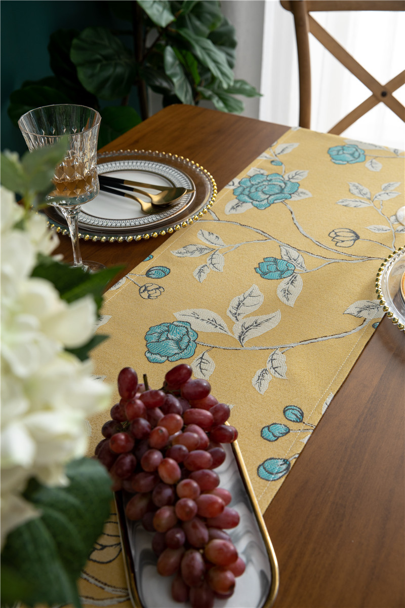 Runner da tavola moderno e minimalista interamente in poliestere per tavolino da caffè, scarpiera, mobile TV, con nappe, realizzato su misura in poliestere_voghion.com