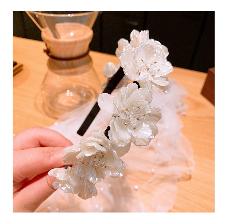 Korean Retro Small Fragrance Style Handmade Shell Flowers White Wild Headband Jewelry Wholesale Nihaojewelry display picture 2