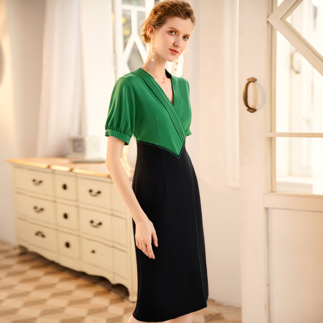 Dress with waistband shows thin temperament V-neck panel and medium length buttock skirt