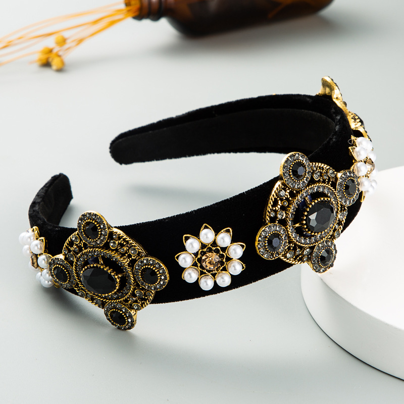 Fashion Baroque Style Black Gold Velvet Rhinestone Headband Retro Wide-brimmed Pearl Headband display picture 5