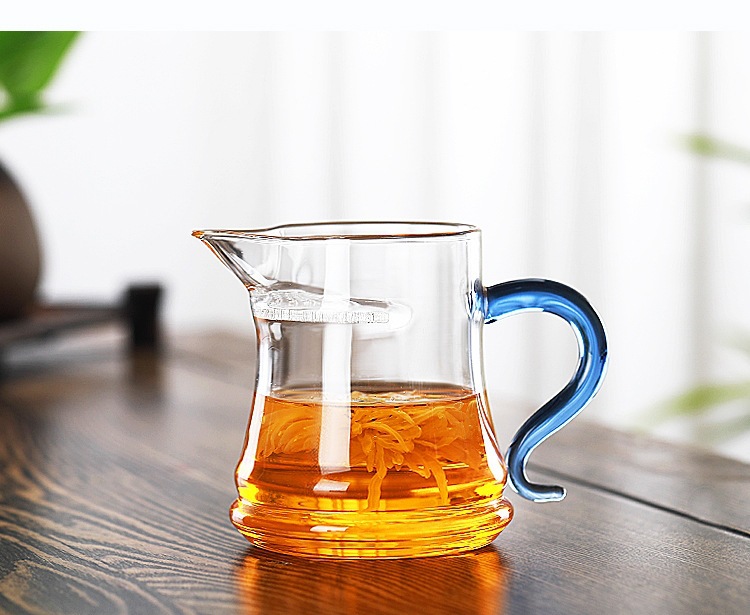 Fábrica al por mayor de vidrio grueso resistente al calor taza de feria águila boca filtro Kung Fu dispensador de Té Verde taza de la Media Luna justo