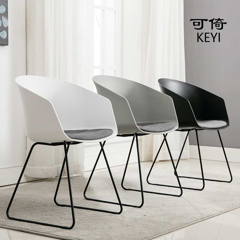 可倚北欧餐椅PP料现代简约洽谈椅办公椅网红黑尔椅创意设计师款
