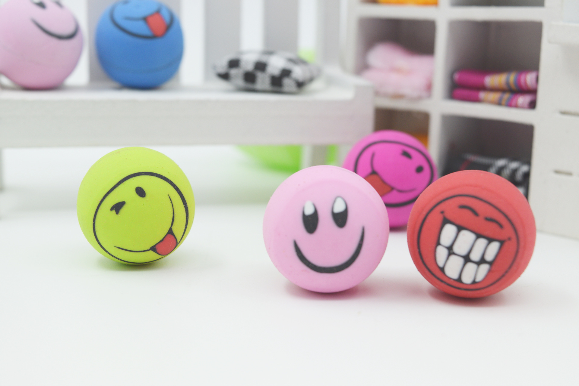 Sonrisa borradora creativa papelería borradora estudiantes productos de venta calientes fabricantes precio al por mayor puede personalizar el embalaje LOGO