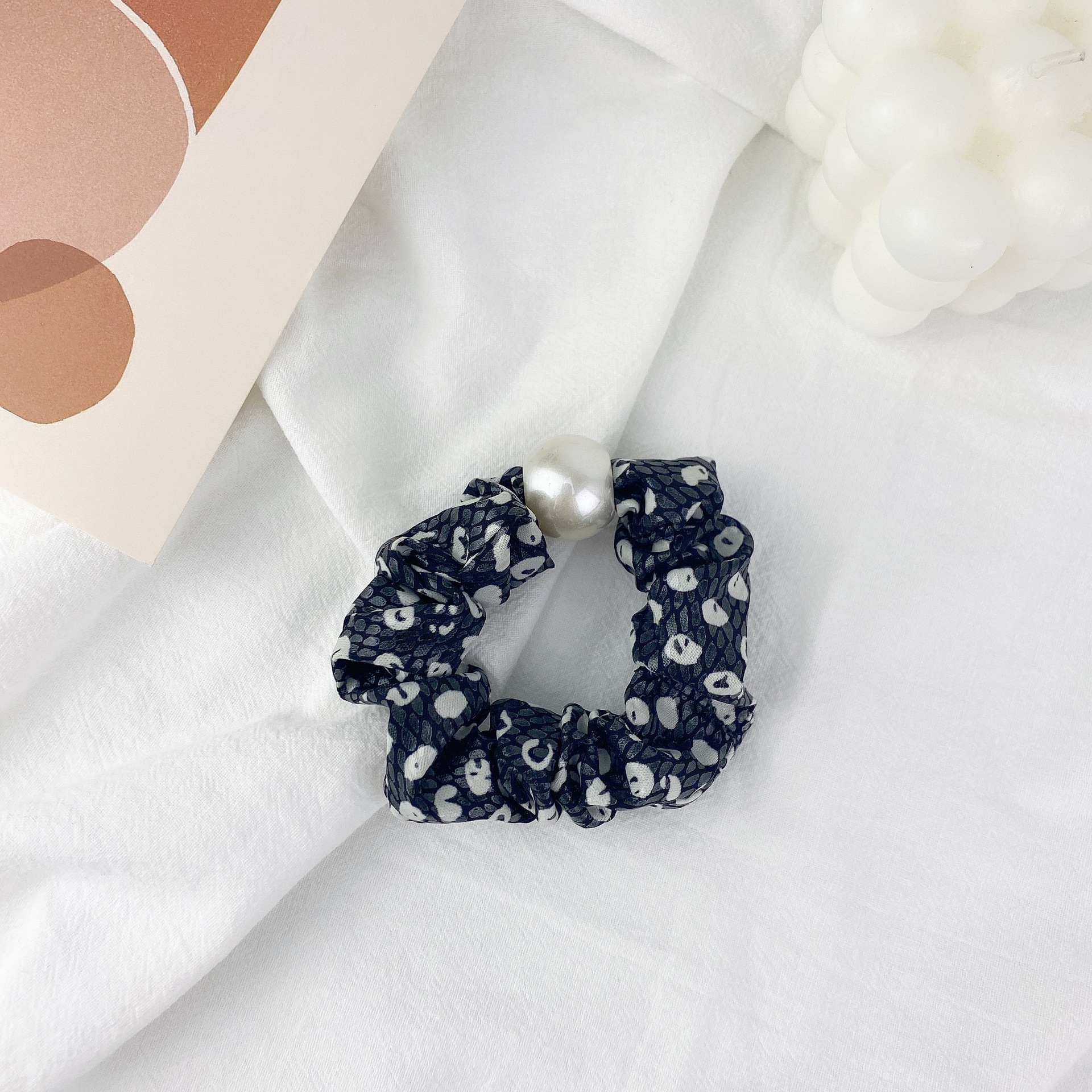 Korean  Simple Pearl Hair Scrunchies display picture 5