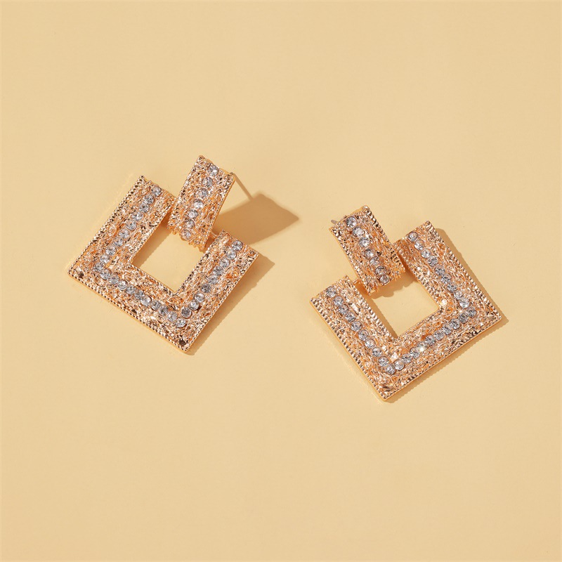 The New Geometric Diamond Square Earrings Exaggerated Flash Diamond Twist Earrings Elegant Long Earrings display picture 6