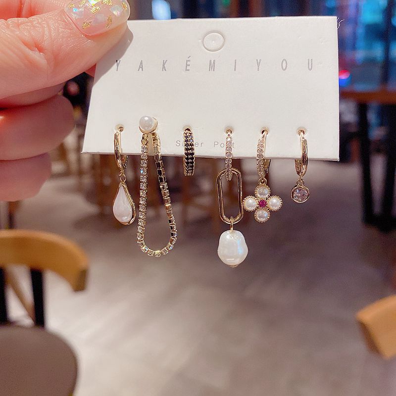 Retro Diamond Imitation Baroque Pearl Earrings Set display picture 3