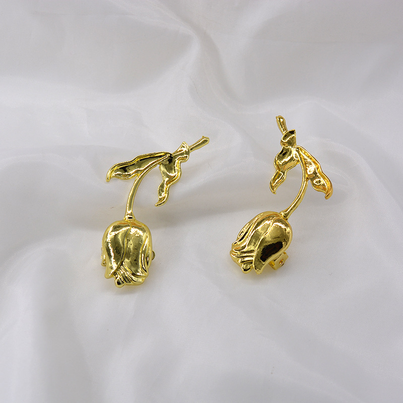 Retro Three-dimensional Rose Earrings Nihaojewelry Wholesale Fashion Exaggerated Golden Rose Earrings Texture Earrings Ear Clips display picture 6