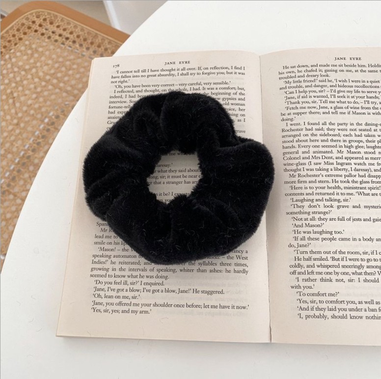 Anillo de pelo de intestino grueso de felpa negra