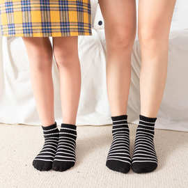 冬季新款女士黑白条纹点胶袜防滑中筒蹦床袜字母女袜厂家批发时尚