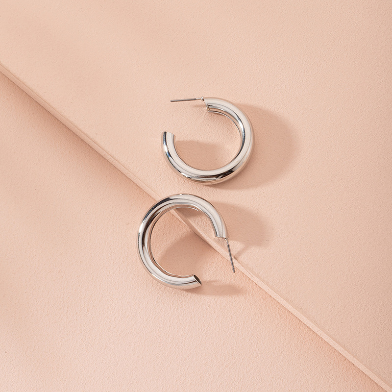 New Fashion Metal C-shaped Large Circle Women's Retro Alloy Earrings display picture 3