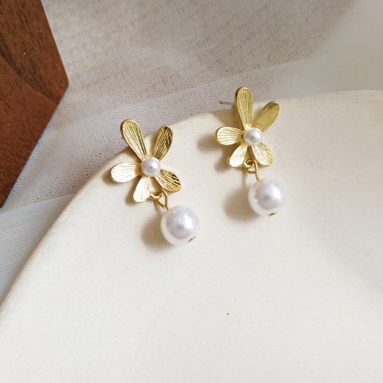 Korean Silver Needle New Elegant Daisy Earrings Same Pearl Flower Earrings Wholesale Nihaojewelry display picture 5